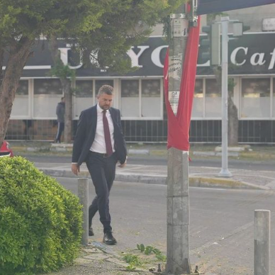 Fotoğraftaki bu genç İzmir-Buca Chp Belediye Başkanı Görkem Duman. Makam aracı kullanmıyor ve her sabah evinden çıkıp yürüyerek tek başına makamına gidiyor.