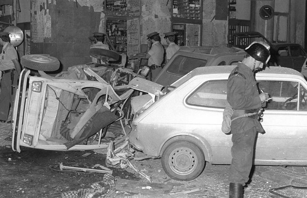 La madrugada del 15 de julio de 1979 explotaba una bomba de gran potencia colocada en un contenedor frente al bar El Parnasillo del barrio de Malasaña, en Madrid. El artefacto, colocado por un comando de extrema derecha cercano a Fuerza Nueva, tenia como objetivo la clientela…