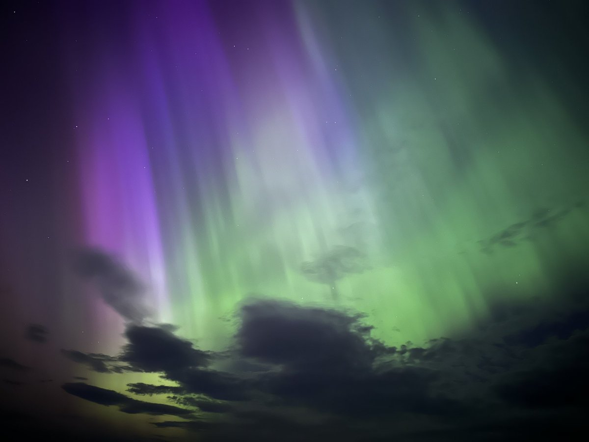 mazb81's tweet photo. The most beautiful Aurora last night in Stirling 😍#Auroraborealis #aurorauk https://t.co/L0TzWvHFWw
