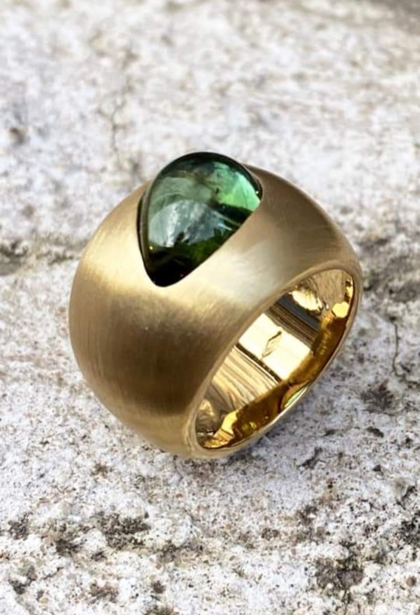 Not your regular kind of ring! 18k gold and green tourmaline produced by @Albmergroup heading to Italy for an Italian mafia🤪🇮🇹 🇳🇬
