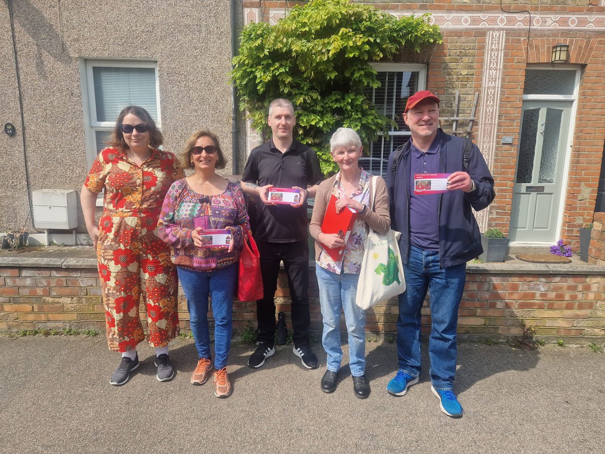 Great @Dartford_Labour team of cllrs out in the sunshine in Newtown this am listening to resident views including @Kelly_Grehan @darrenpovey79 & Cllr Debbie Graham with @cathstafford1 - significant numbers of former Tory voters coming across to @UKLabour #labourdoorstep