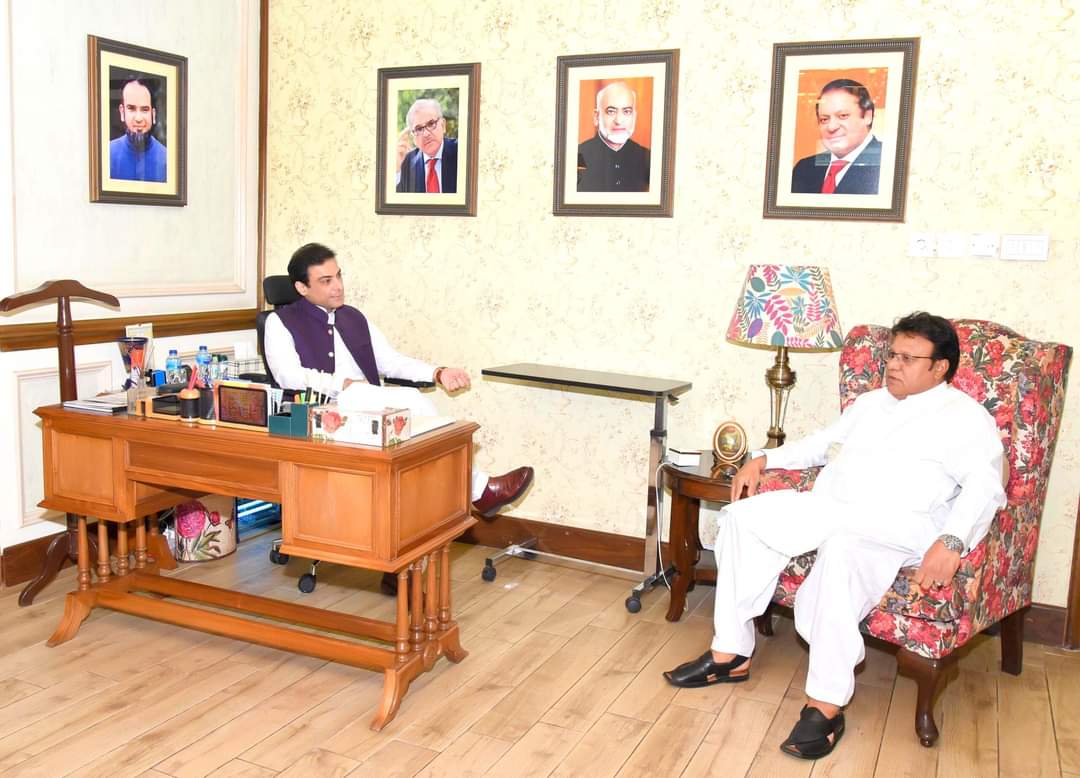 HamzaUpdates's tweet photo. نائب صدر پاکستان مسلم لیگ (ن) حمزہ شہباز شریف سے ماڈل ٹاؤن لاہور میں صوبائی وزیرِ بلدیات ذیشان رفیق، اراکینِ اسمبلی اور کارکنان کی ملاقاتیں۔ https://t.co/RIh8D7fi4L