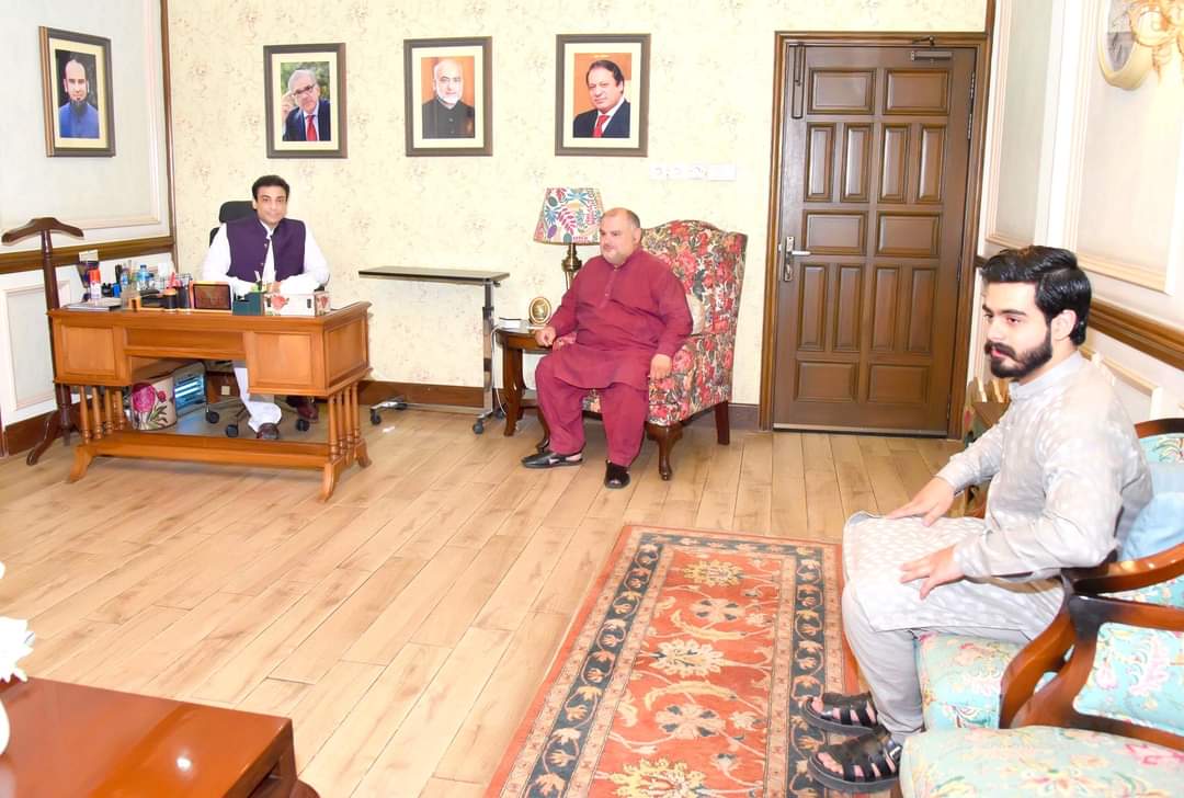 HamzaUpdates's tweet photo. نائب صدر پاکستان مسلم لیگ (ن) حمزہ شہباز شریف سے ماڈل ٹاؤن لاہور میں صوبائی وزیرِ بلدیات ذیشان رفیق، اراکینِ اسمبلی اور کارکنان کی ملاقاتیں۔ https://t.co/RIh8D7fi4L