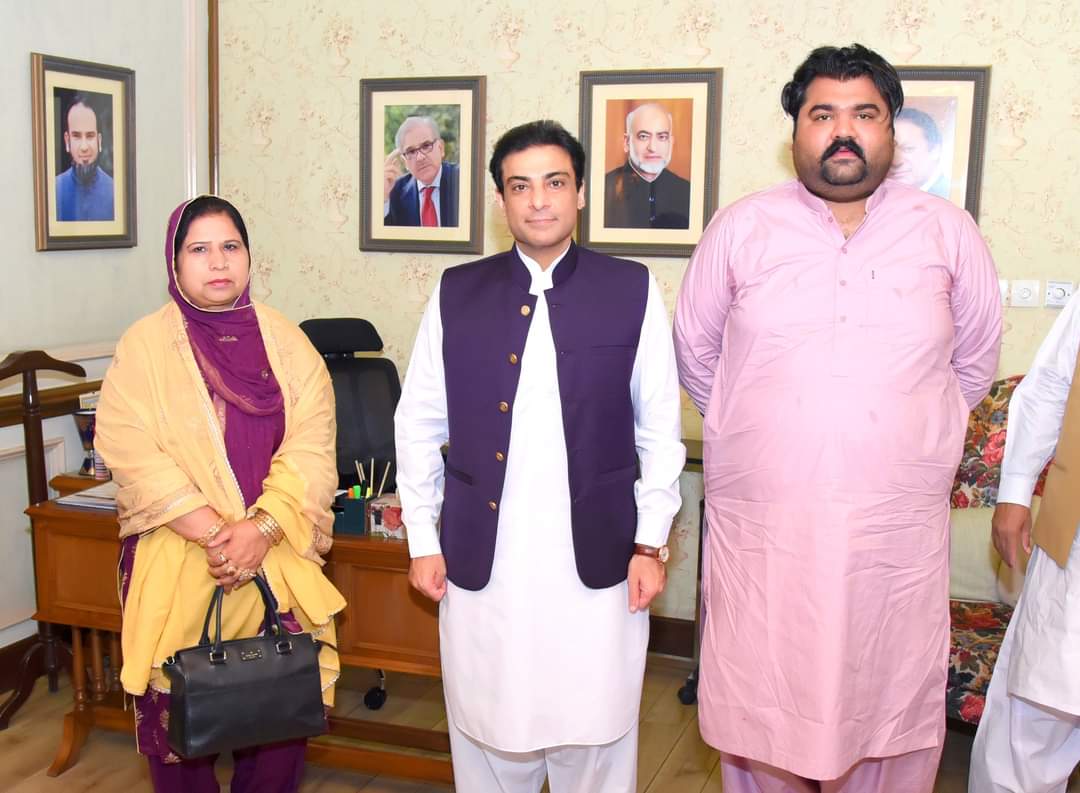 HamzaUpdates's tweet photo. نائب صدر پاکستان مسلم لیگ (ن) حمزہ شہباز شریف سے ماڈل ٹاؤن لاہور میں صوبائی وزیرِ بلدیات ذیشان رفیق، اراکینِ اسمبلی اور کارکنان کی ملاقاتیں۔ https://t.co/RIh8D7fi4L