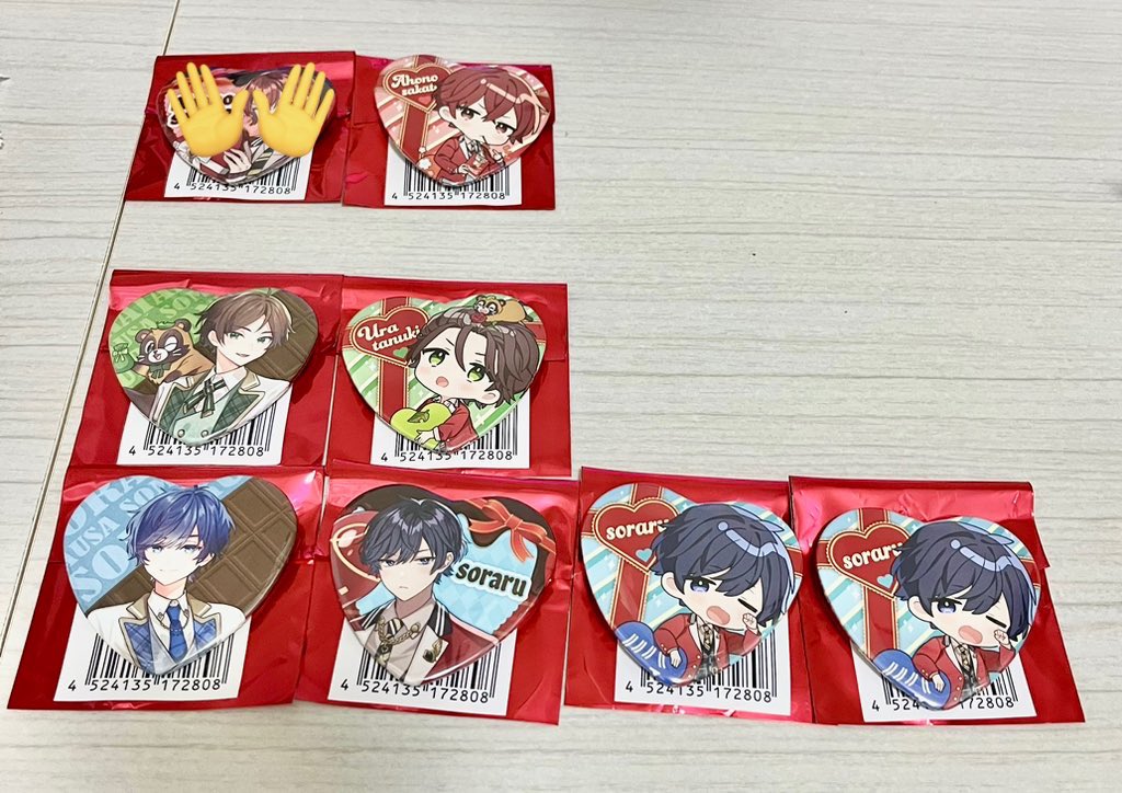 p_xn37's tweet photo. そらまふうらさか そまうさ バレンタイン 缶バッジ 交換

求) 🤍同種   メイン>タキシード
譲) 画像のもの

郵送交換です
お気軽にお声がけくださいꕤ︎︎·͜· https://t.co/BwvUFflzz2