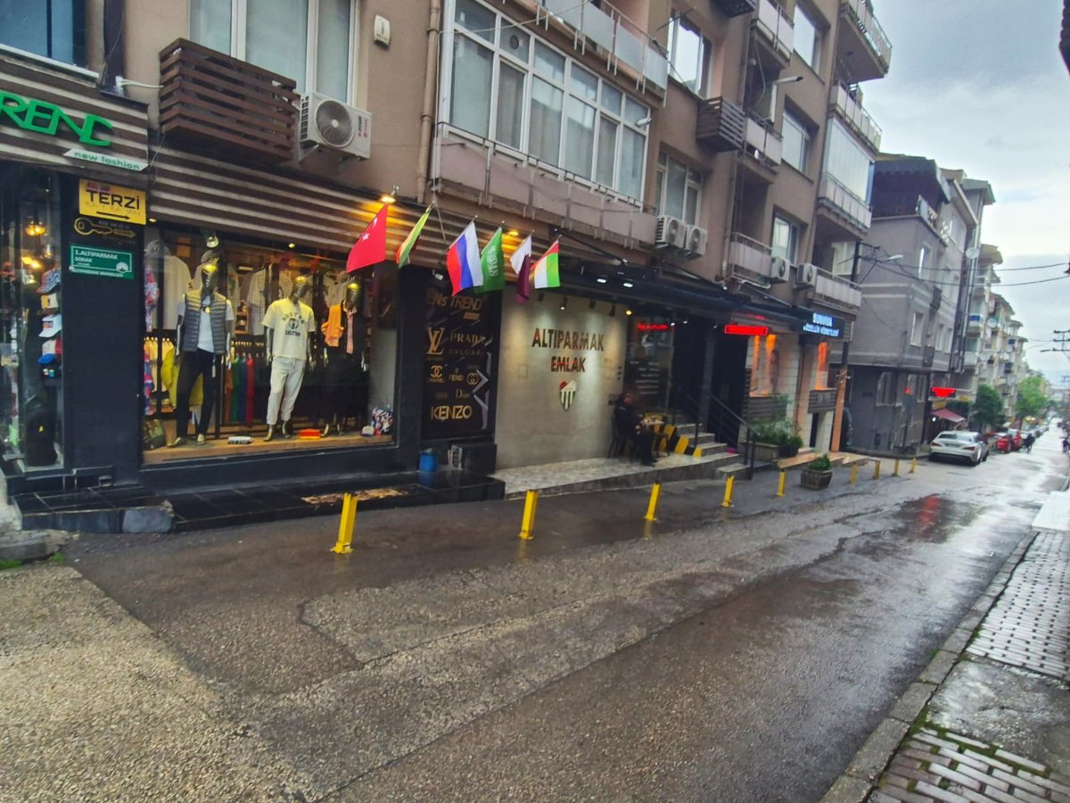 Bursa'nın Osmangazi ilçesine bağlı Altıparmak Mahallesi'nde bir işyeri kaldırım işgali yaparak yayaların geçişini zorlaştırıyor Haberi oku---> tinyurl.com/34wdsvdc