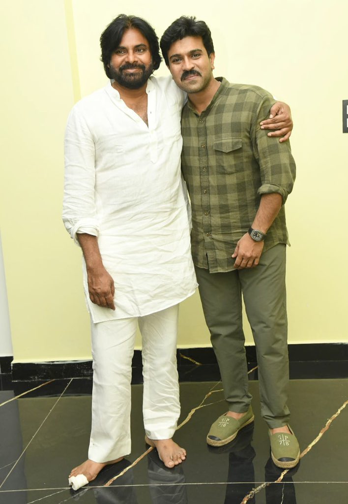 Global star #Ramcharan garu met #Janasena chief #Pawanakalyan garu. #VoteForGlass #PawanakalyanWinningPithapuram #Pithapuram #PawanakalyanForPitapuram #FilmCelebrityUpdates