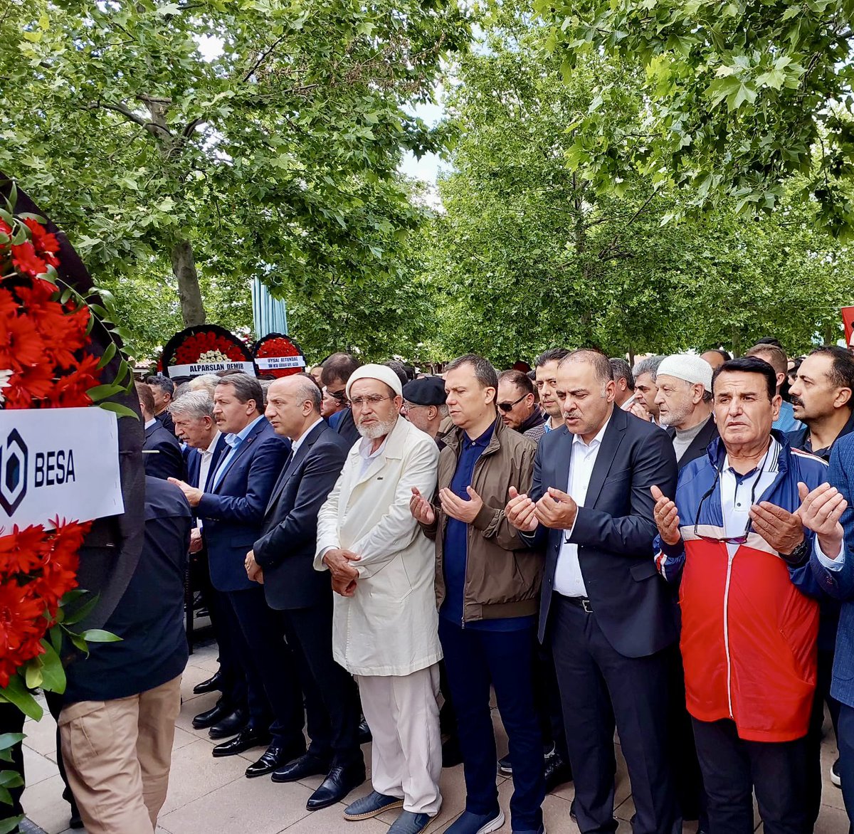 Cumhurbaşkanımızın Özel Kalem Müdürü Büyükelçi Hasan Doğan’ın Hakk'ın rahmetine kavuşan babası Osman Doğan amcamızı Hacı Bayram Veli Cami’nden ebediyete uğurladık. Merhuma Allah’tan rahmet, değerli dava ve yol arkadaşımız Hasan Doğan ve ailesine başsağlığı ve sabırlar diliyorum.