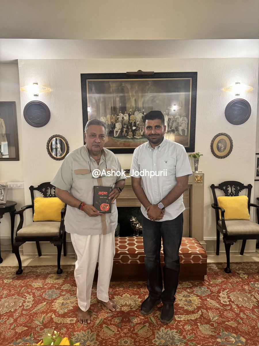 बाड़मेर जैसलमेर बालोतरा लोकसभा से निर्दलीय प्रत्याशी रविंद्र सिंह भाटी ने आज उम्मेद भवन पैलेस जाकर हिज हाईनेस महाराजा गजसिंह जी से शिष्टाचार मुलाकात की।  <a href="/RavindraBhati__/">Ravindra Singh Bhati</a>