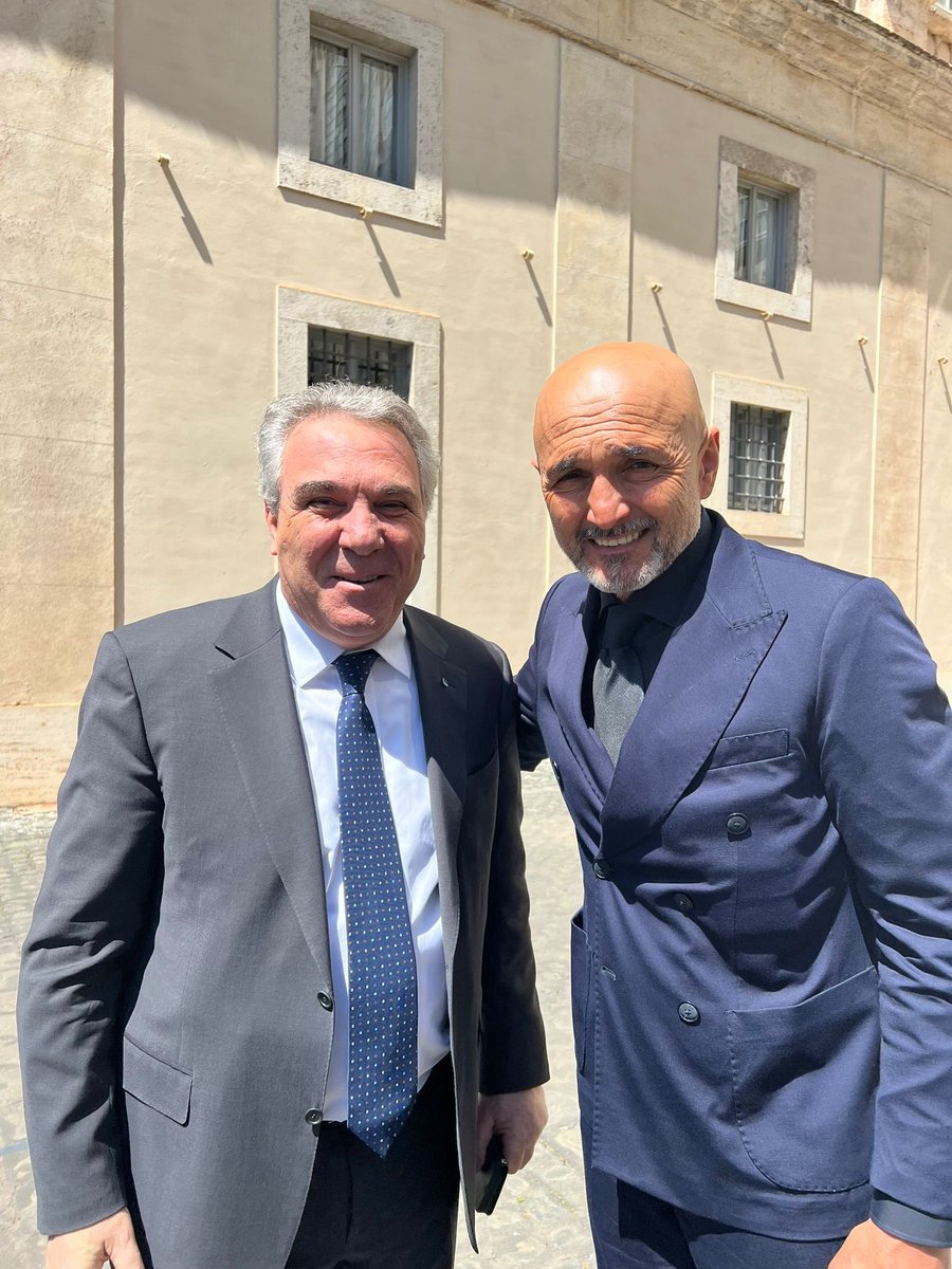 Il leader della Cisl #LuigiSbarra ed il Commissario Tecnico della Nazionale italiana di calcio Luciano Spalletti oggi a Roma insieme in Vaticano all’Udienza privata di Papa Francesco in occasione del World Meeting on Human Fraternity 2024.