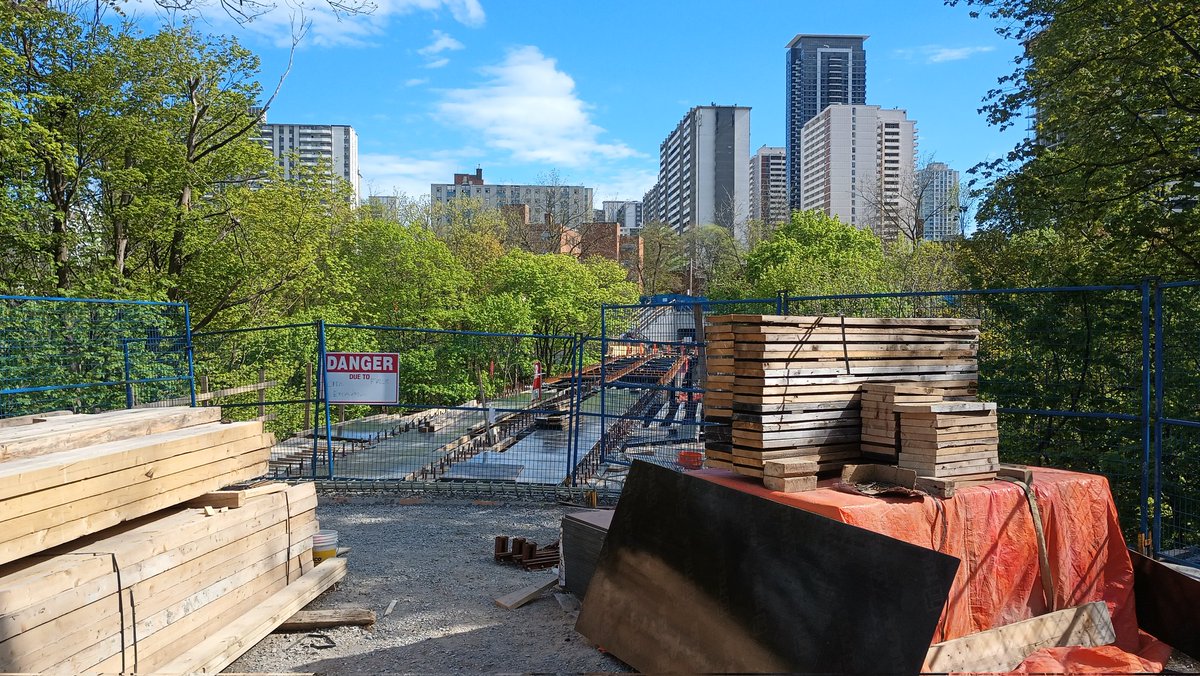 For those of you wondering what's happening with the Glen Road Pedestrian Bridge in Rosedale, some concrete has been poured onto the bridge deck as of yesterday. Too bad the bridge won't be open until the end of this year. #BikeTO #WalkTO #TOpoli