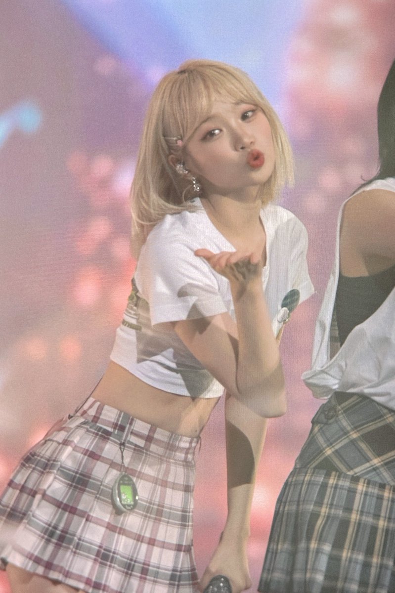 hourly chaewon ☆ tweet media