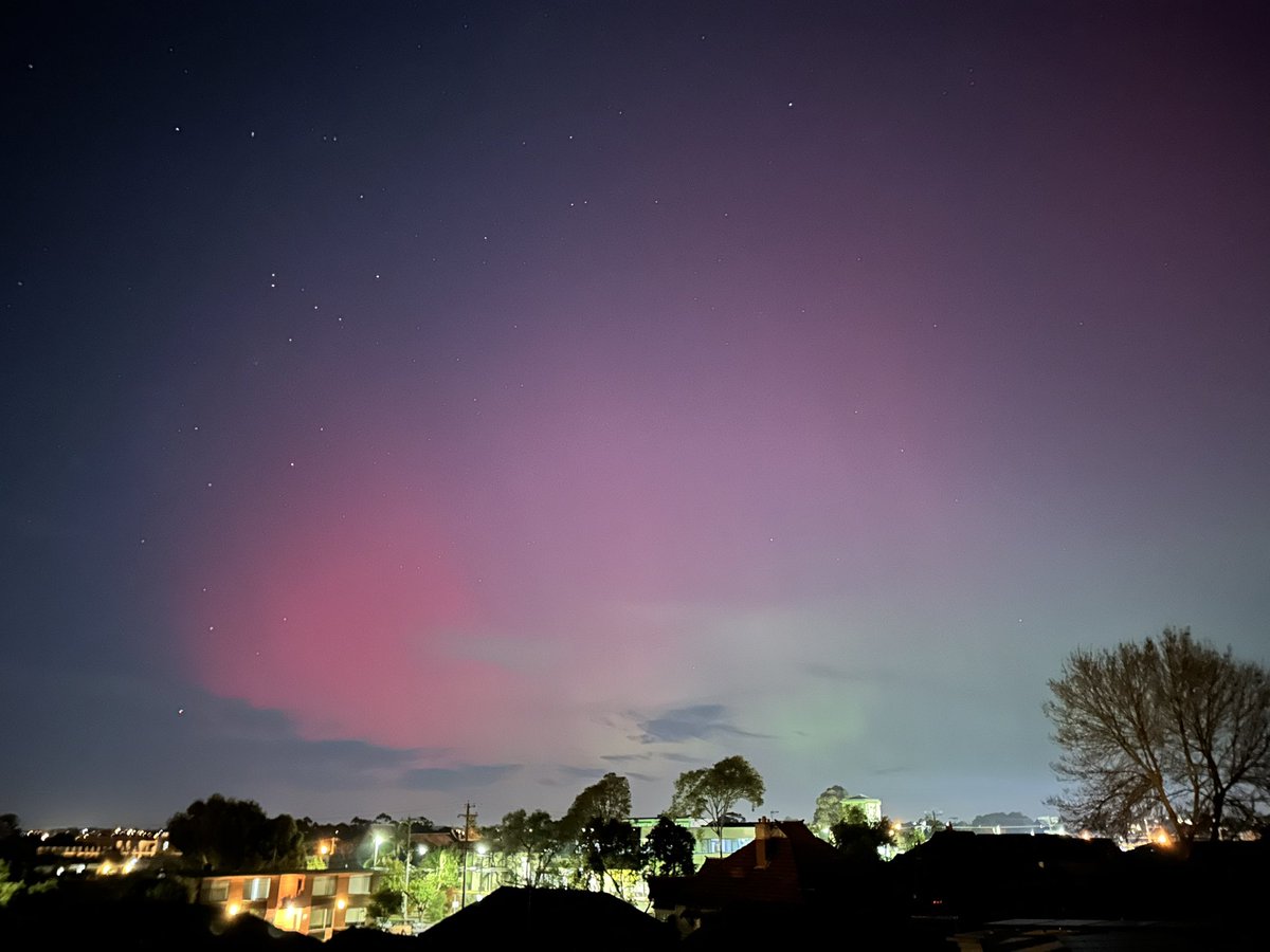 From my balcony in the inner north of Melbourne. Taken on my phone 🤯
#AuroraAustralis