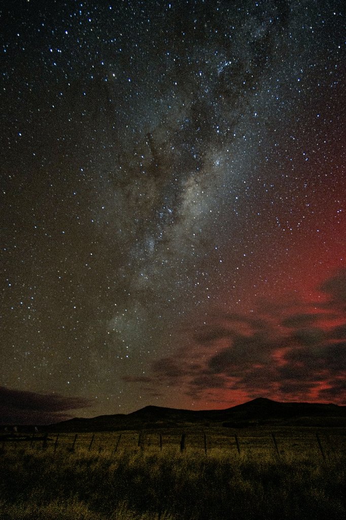pogogregorio's tweet photo. Anoche ya estaba metidísimo en la cama cuando mi hermano dijo "salimos a la ruta y vamos a tratar de sacar una foto de la aurora austral?"
Valió la pena. https://t.co/vc9IAo4hau
