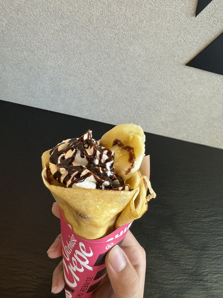 今日はチョコバナナのクレープを食べたわ！600円もしたけどすごく美味しかった♪