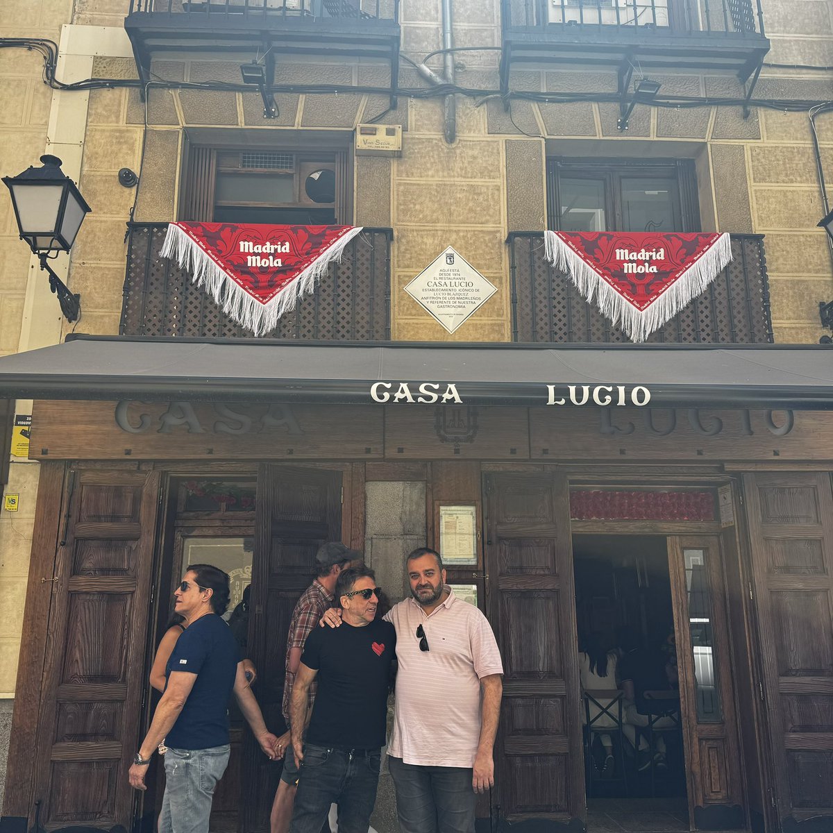 🔴 La calle más castiza de Madrid. Gracias querido vicepresidente Antonino Bonanno de la asociación ADELA por abrirme como siempre las puertas de la Cava, las puertas de la Latina, las puertas de vuestra casa. #SanIsidro se vive en #DistritoCentro , San Isidro se vive en…