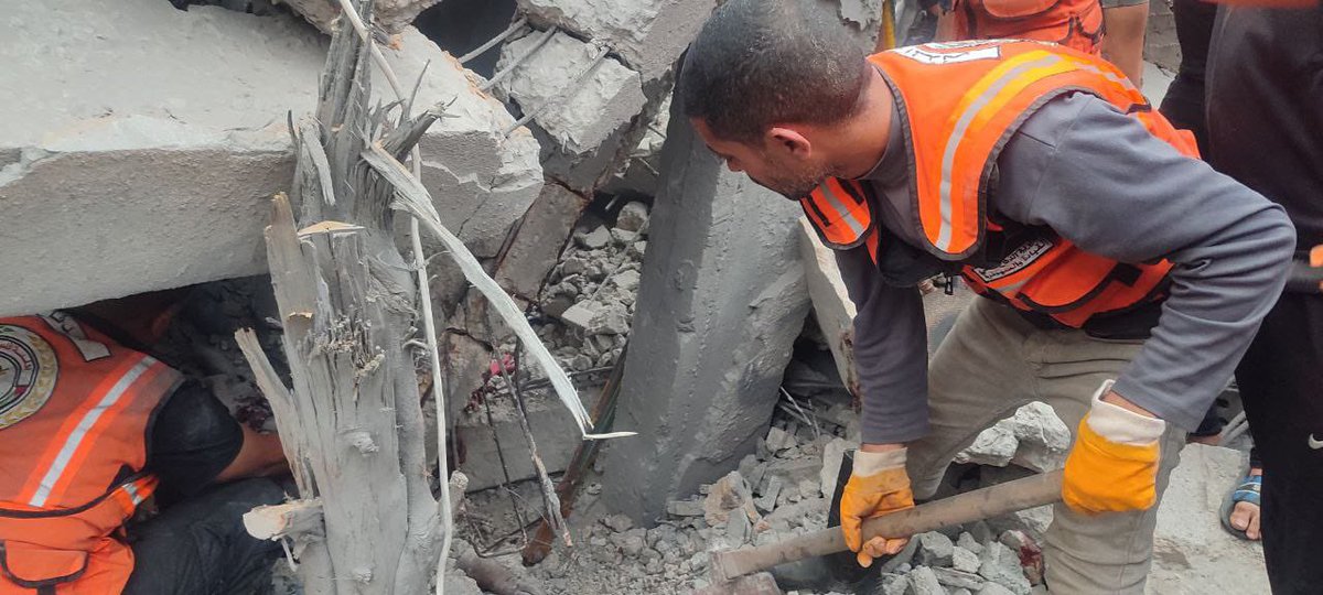 More than 40 people have been KILLED in #Israeli_bombing of Al Louh family house in Al Maghazi of the Middle Area of the #Gaza_Strip! 🗣️26 bodies evacuated from under the rubble and 15 others still trapped. #StopGazaGenocide