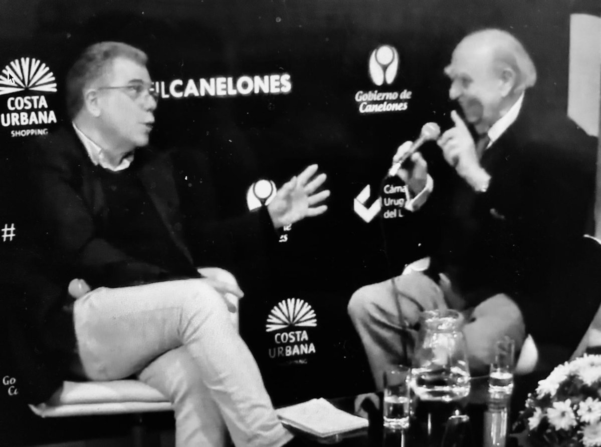 Los porteros de la historia
La foto muestra a dos de los personajes claves en la operación de desinformación histórica que se ha realizado en el país sobre la divulgación de los hechos ocurridos en la historia reciente, especialmente en la transición democrática, así como en la