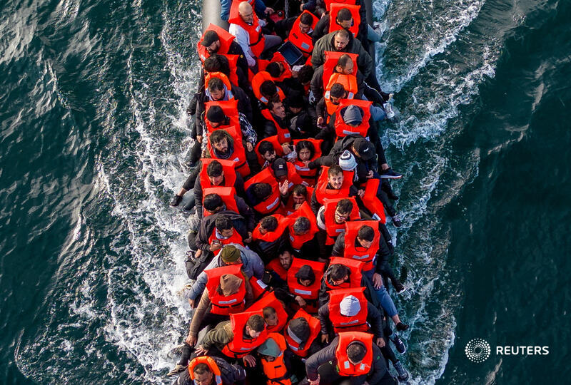 An inflatable dinghy carrying migrants makes its way towards England in the English Channel, Britain. More of our top photos of the week: reut.rs/4bjh78E 📷 Chris J. Ratcliffe