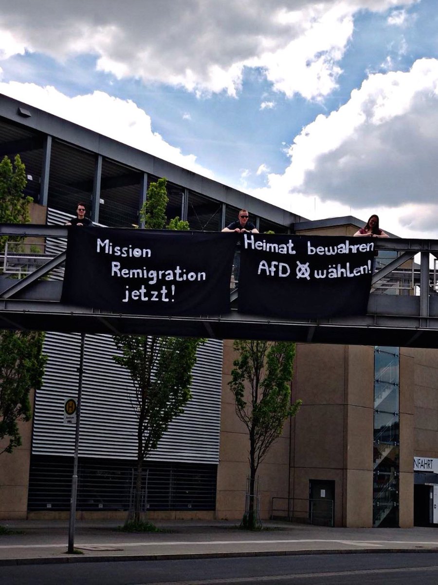 Wir setzen in #Suhl ein Zeichen gegen das Asyl-Chaos! Ekelzustände in der Erstaufnahmeeinrichtung, Gewalt in der Innenstadt, Angst auf der Zugstrecke Erfurt-Suhl. Das muss aufhören!

Deshalb am 26.05. und 09.06. #AfD wählen 💙

#Sommer
#Sonne
#Wahlkampf