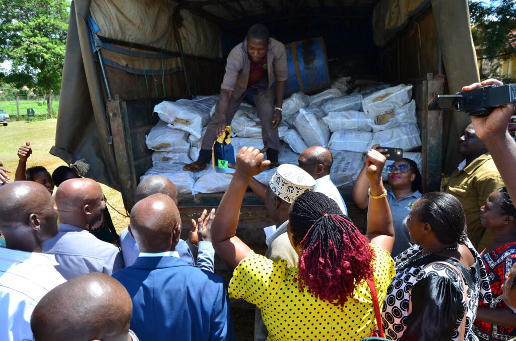 Minister Kaboyo hands over hand hoes to Busoga region msnewsint.com/minister-kaboy… via @msnewsint @Luwero_Rwenzori @OPMUganda