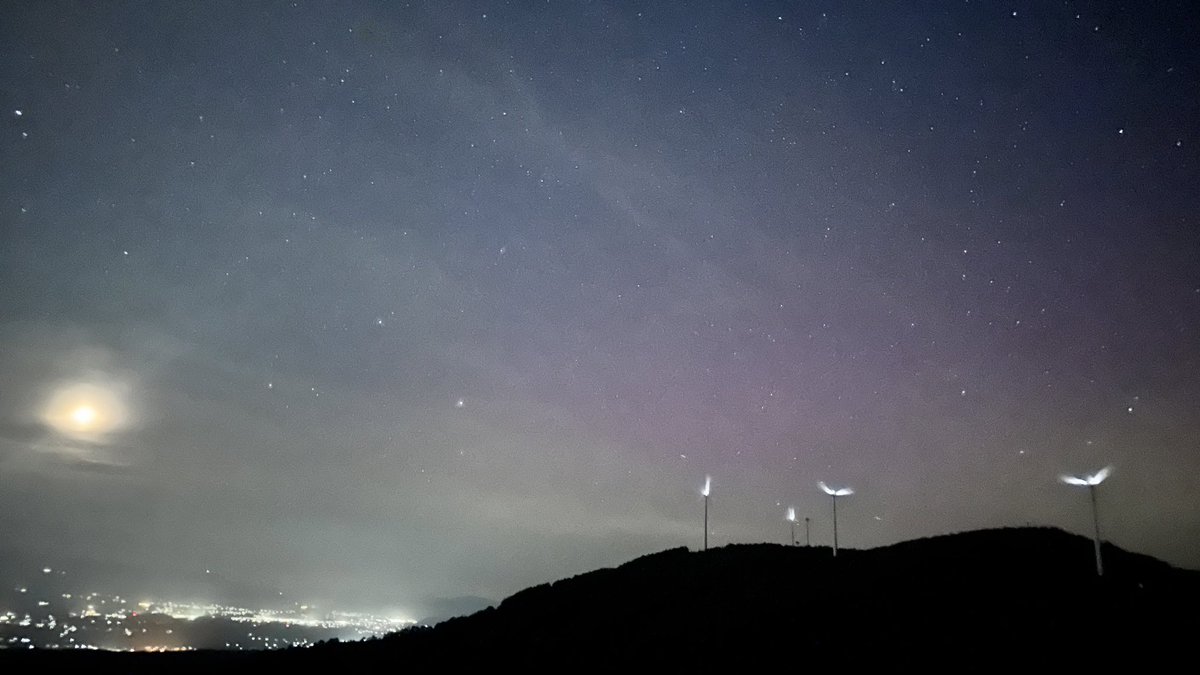 岩手県　盛岡市
天峰山
手前の灯りは風力発電所です。
にわかに、空に赤みが見えるような…
10秒露光でiPhone14Proにて撮影
#低緯度オーロラ