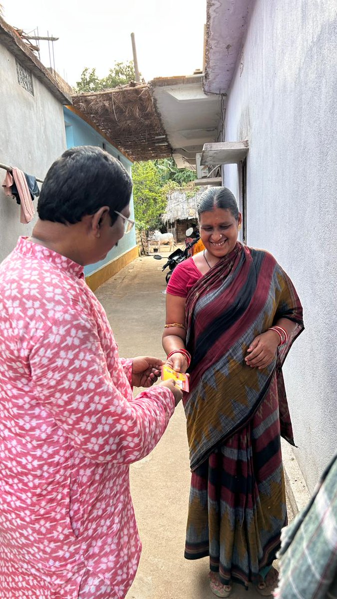 MLARameshsai's tweet photo. ଆମ ନିର୍ବାଚନ ମଣ୍ଡଳୀ ଆଠମଲ୍ଲିକ ଅନ୍ତର୍ଗତ ହିମିତିରା ଗ୍ରାମକୁ ଆଜି ମୁଁ ଯାଇ ଘରକୁ ଘର ବୁଲି ବିଧାୟକ ପ୍ରାର୍ଥୀ ସଞ୍ଜୀବ ସାହୁ ଓ ସାଂସଦ ପ୍ରାର୍ଥୀ ଧର୍ମେନ୍ଦ୍ର ପ୍ରଧାନଙ୍କୁ ପଦ୍ମ ଫୁଲ ଚିହ୍ନରେ ଭୋଟ ଦେବା ସହ ଦୁଇଟି ପଦ୍ମ ଫୁଲ ଚିହ୍ନରେ ଭୋଟ ଦେଇ ଆଶୀର୍ବାଦ ପ୍ରଦାନ କରିବାକୁ ଅନୁରୋଧ କରିଛି ।
@BJP4Odisha @dpradhanbjp @narendram https://t.co/jkOVMhqDdq