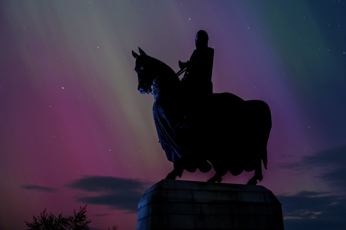 What a beautiful spectacle last night. The aurora borealis at the statue of King Robert at Bannockburn. @VisitScotland @BeingScots @StormHour @Scottish_Banner @FestPhot @BBCScotWeather @BBCpictures #auroaborealis #NorthernLights @stirlingcastle @StirUni @StirObserver