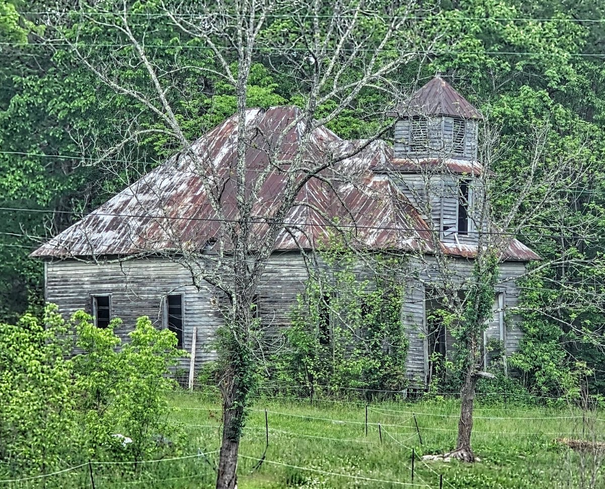 Dotson School
#abandoned #abandonedschool #school #easttn #visualstoryteller #travelphotography #backroadsrunning #freelancer