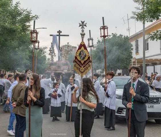 ➡️ Si quieres salir en nuestra #CruzdeMayoMilagrosa24, puedes sacar tu papeleta de sitio del 21 al 24 Mayo de 19:30h a 21:30h en el despacho de la Hermandad, en nuestra Parroquia. • Insignias: 5€ • Cirios: Donativo #JuventudMilagrosa