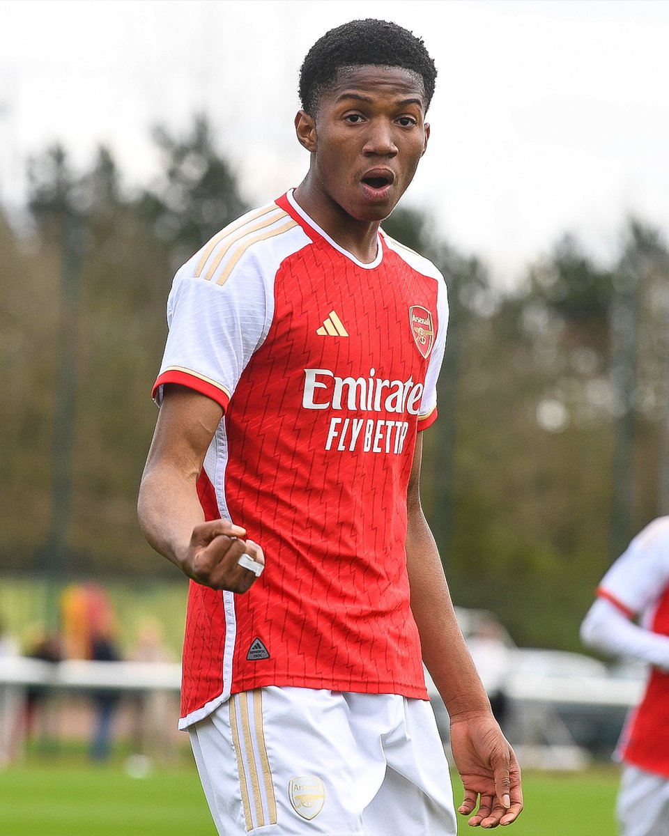 Chido Obi-Martin produced a hat-trick in @ArsenalAcademy's 5-2 win over Chelsea in #U18PL 🎩

The @Arsenal youngster ends 2023/24 on 32 goals from 18 appearances 😲