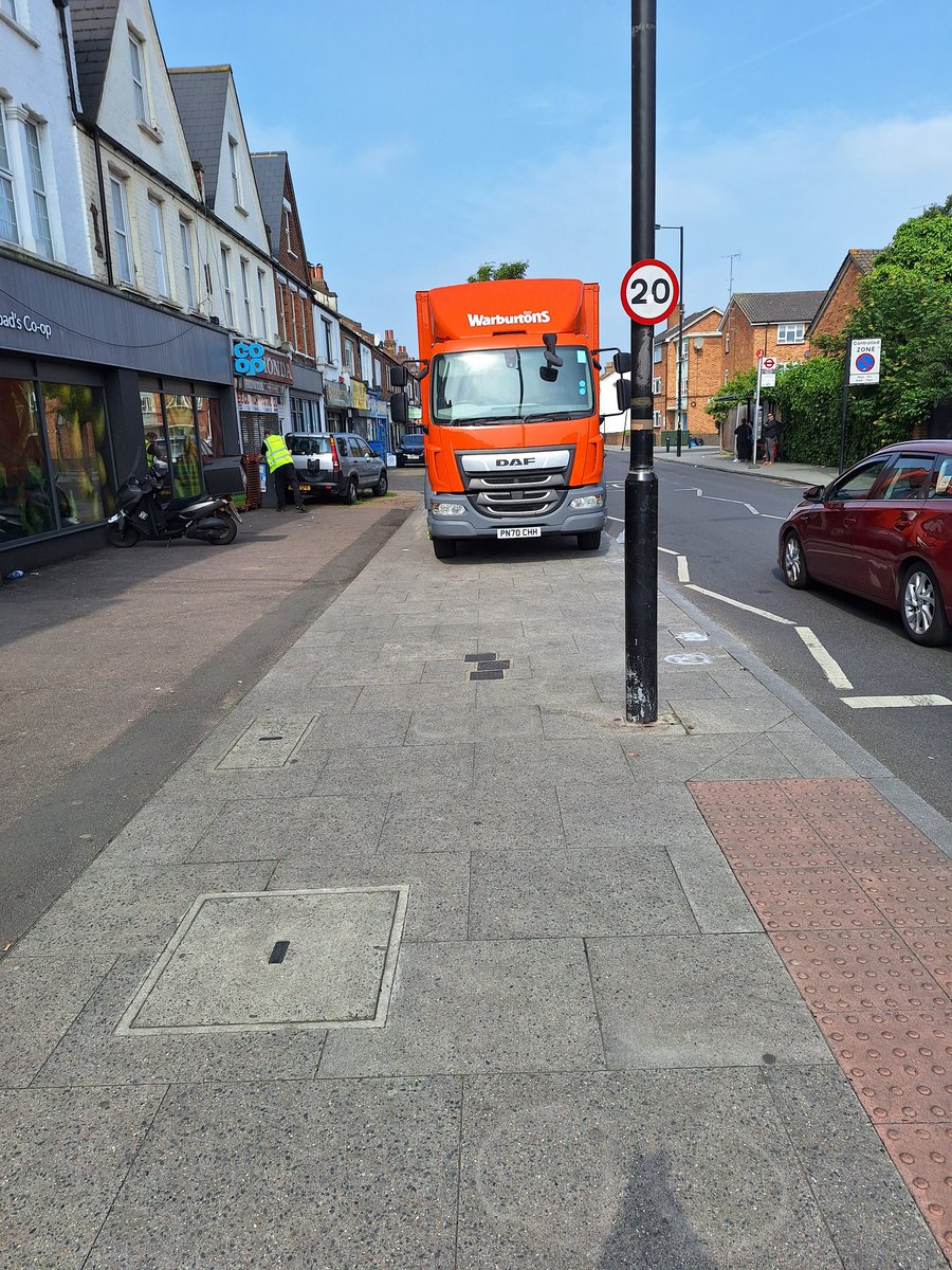 @Warburtons not sure if your driver in se6 was aware this is a pavement? Not only is he obstructing it, but it's likely the weight of the lorry will have damaged the pavement. Paging @CatfordParking and @LewishamCouncil
