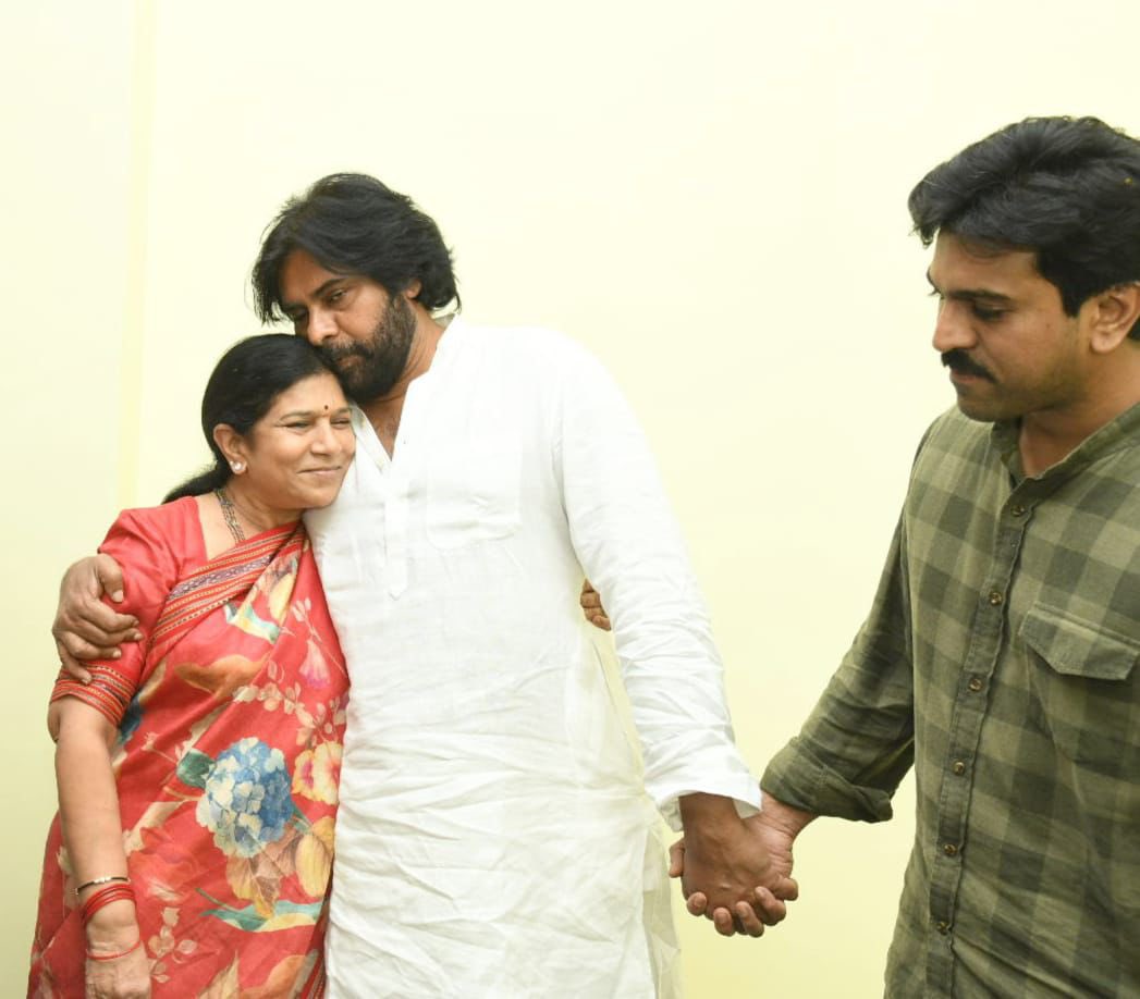 Global Star @AlwaysRamCharan accompanied by his mother #Surekha garu meets the Power Star @PawanKalyan at his residence in Pithapuram ahead of the elections in AP.

#GameChanger #RC16 #RC17  #DrRamCharan
#rcrcrcramcharan 
@AlwaysRamCharan