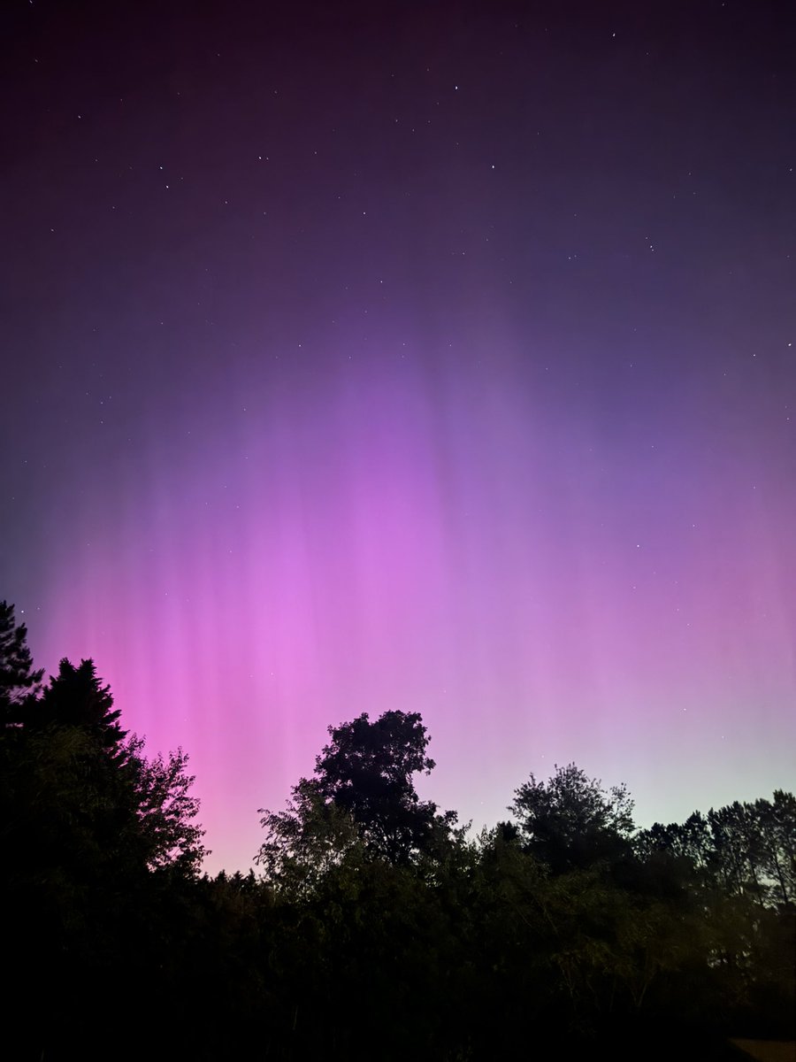 heidi_spring4's tweet photo. Just like that.. All was right with the world for just a split second. 
#NorthernLights #beautiful #backyard #frontyard #stunning https://t.co/0rGGY0aALM