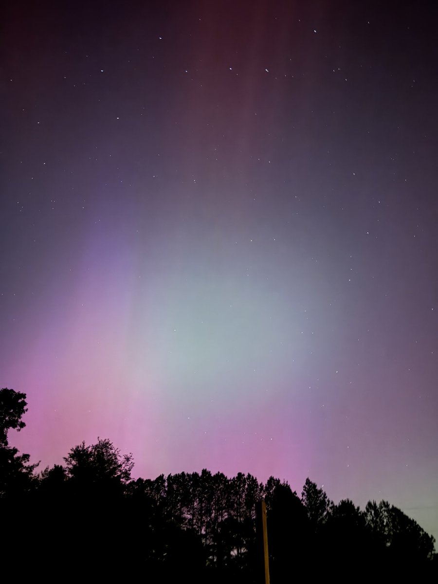 heidi_spring4's tweet photo. Just like that.. All was right with the world for just a split second. 
#NorthernLights #beautiful #backyard #frontyard #stunning https://t.co/0rGGY0aALM