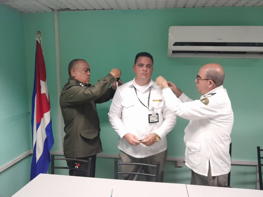 #AduanaInforma: Presiden Jefe y Vicejefe Primero de la Aduana General de la República, cambio de mando en la #AduanaControlMercantil. Recibe el cargo Sandy Benet, quién se desempeñaba como 2do Jefe de esta unidad de Aduana. Éxitos en la nueva tarea. . . . #AduanadeCuba