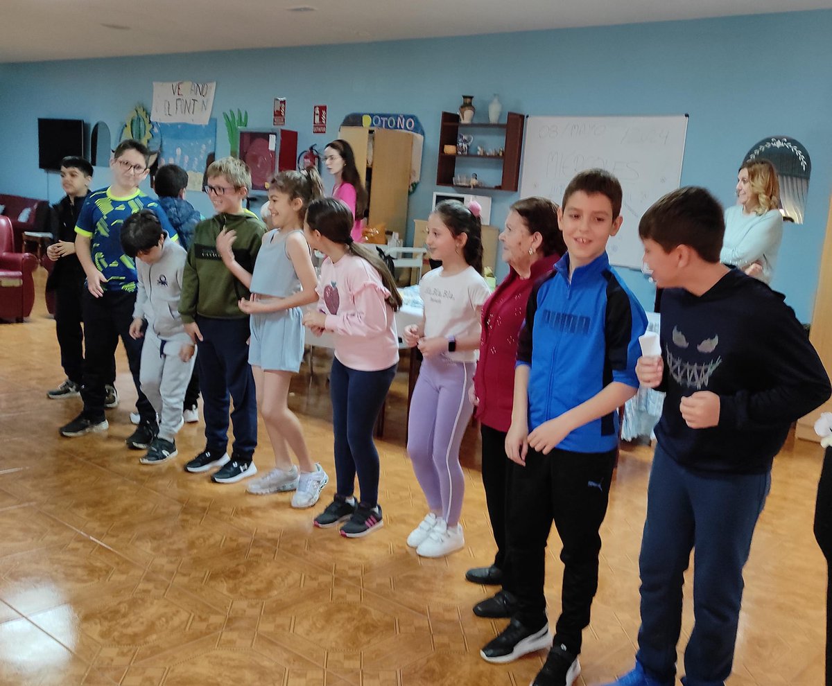DelibesCeipNava's tweet photo. Continuamos con nuestro proyecto "conozco mi pueblo" está semana les ha tocado a los alumnos de 4° de primaria que han visitado la residencia de mayores "Aprende a vivir" y la bodega "Vallehermoso" en ambos lugares han aprendido mucho y se lo han pasado fenomenal. https://t.co/0YQmUVsp3L