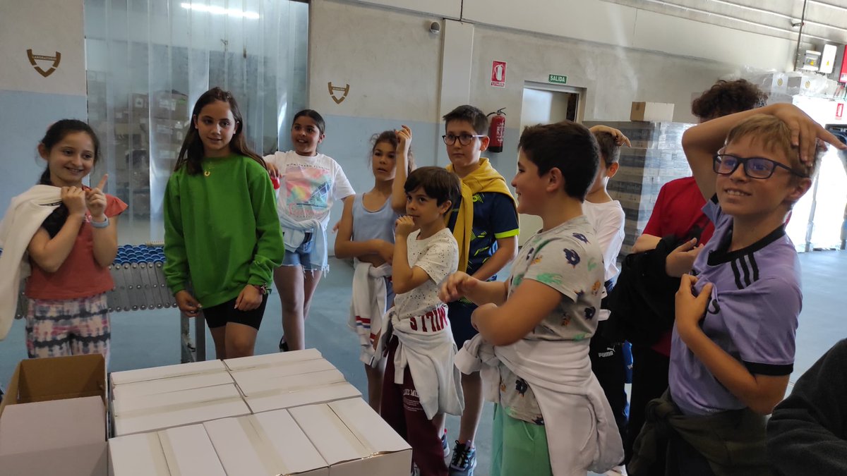 DelibesCeipNava's tweet photo. Continuamos con nuestro proyecto "conozco mi pueblo" está semana les ha tocado a los alumnos de 4° de primaria que han visitado la residencia de mayores "Aprende a vivir" y la bodega "Vallehermoso" en ambos lugares han aprendido mucho y se lo han pasado fenomenal. https://t.co/0YQmUVsp3L