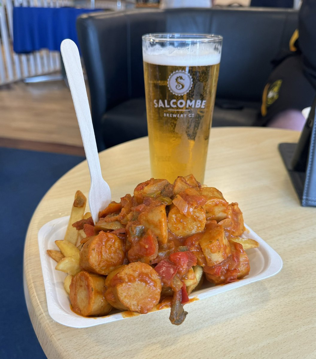🍛 | Homers Kitchen Saturday Special Name a better combo! 👏 🍟 Sausage Curry & Chips and a @SalcombeBrewery Breeze Lager 🍺 💷 Sausage Curry & Chips - £4.50 per portion @FootyScran #UpTheBucks 🟡⚫️