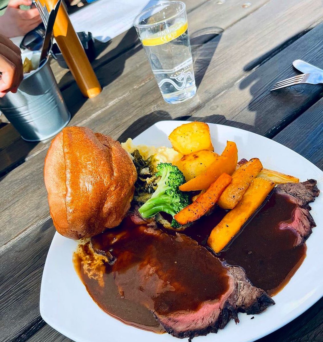 😎 Sunday Lunch, outdoors, in the beer garden or terrace. What better way to relax on a sunny Sunday afternoon. ☀️

#sundaylunch #whitehorse #harrow #fullerspub #beergarden