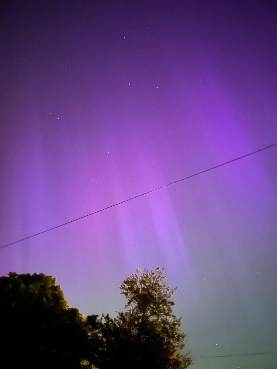 _roxy_princess_'s tweet photo. How stunning was this last night! Seeing the northern lights is bucketlist stuff. Never did I imagine I could see them outside my back door!✨ https://t.co/CbU4UTkg4h