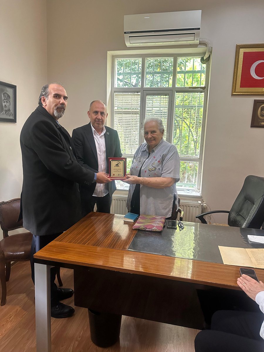 Merhum Kazım Karabekir Paşa'nın kızı, Timsal Karabekir hanımefendiyi ziyarette bulunduk. 
3 Mayıs'ta aramızda bulunamayan Timsal hanıma plaketini takdim ettik. Nazik misafirperverliklerinden dolayı Timsal hanıma teşekkürlerimizi sunarız.
#SonKaleDerneği