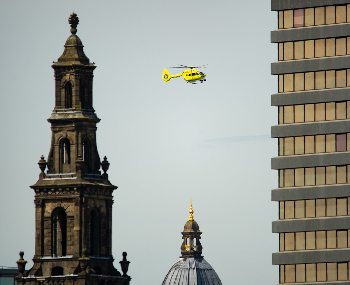 Yorkshire Air Ambulance Helicopter G-YAAA approaching Leeds General Infirmary's helipad a few minutes ago, as seen from Brewery Wharf. @YorkshireAirAmb @HEMS_Driver @ash91168 @LeedsTownHall