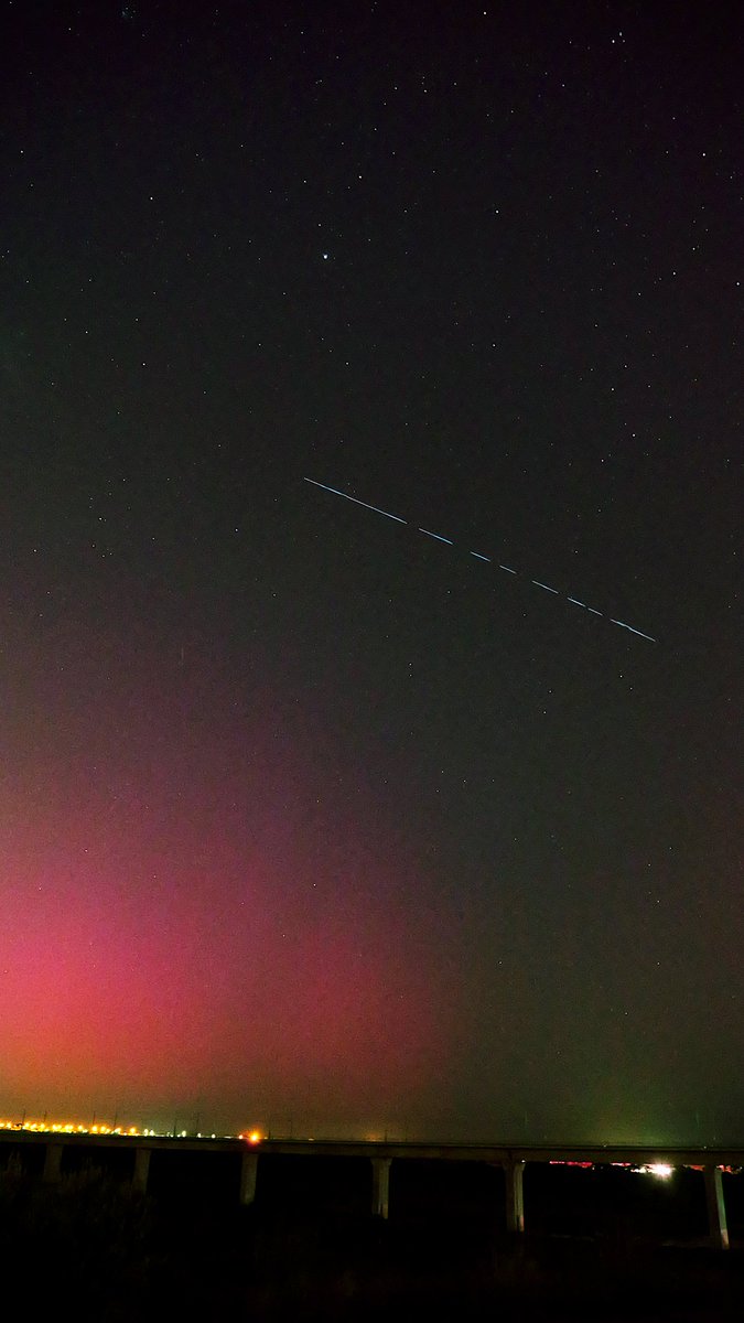 The_MrGreen's tweet photo. Starlink over the Aurora in South Australia! https://t.co/xt4lYkunya