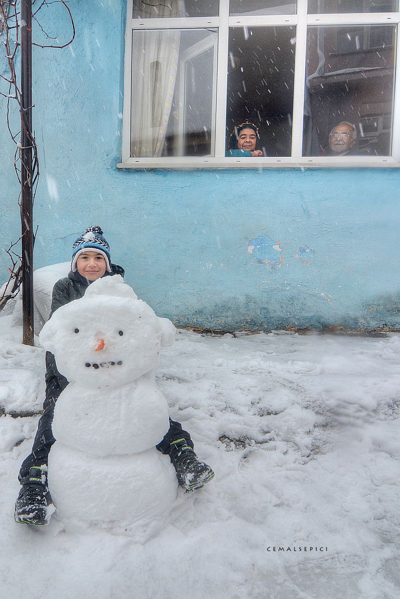 Çocuklar kardan adam yapar
Oynamak için hayatın kârlılığıyla

#BİGA #biga #cmlspc #cemalsepici #portraitphotography #documentaryphotography #photography #PHOTOS #artphoto #life #portrait #anatolia #streetphotograph