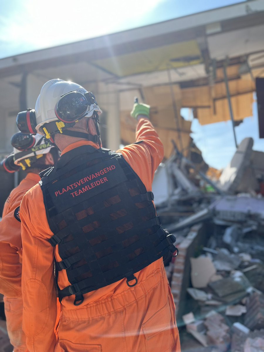 STH_Oost's tweet photo. Veel dank voor de beschikbaarheid van de locatie en medewerking door sloopbedrijf Van Reel! Wij kijken terug op een zeer geslaagde oefening / prettige samenwerking met de andere STH teams en brandweer Staphorst! #brandweer #STH #instorting #explosie https://t.co/xwaTXA5HFw