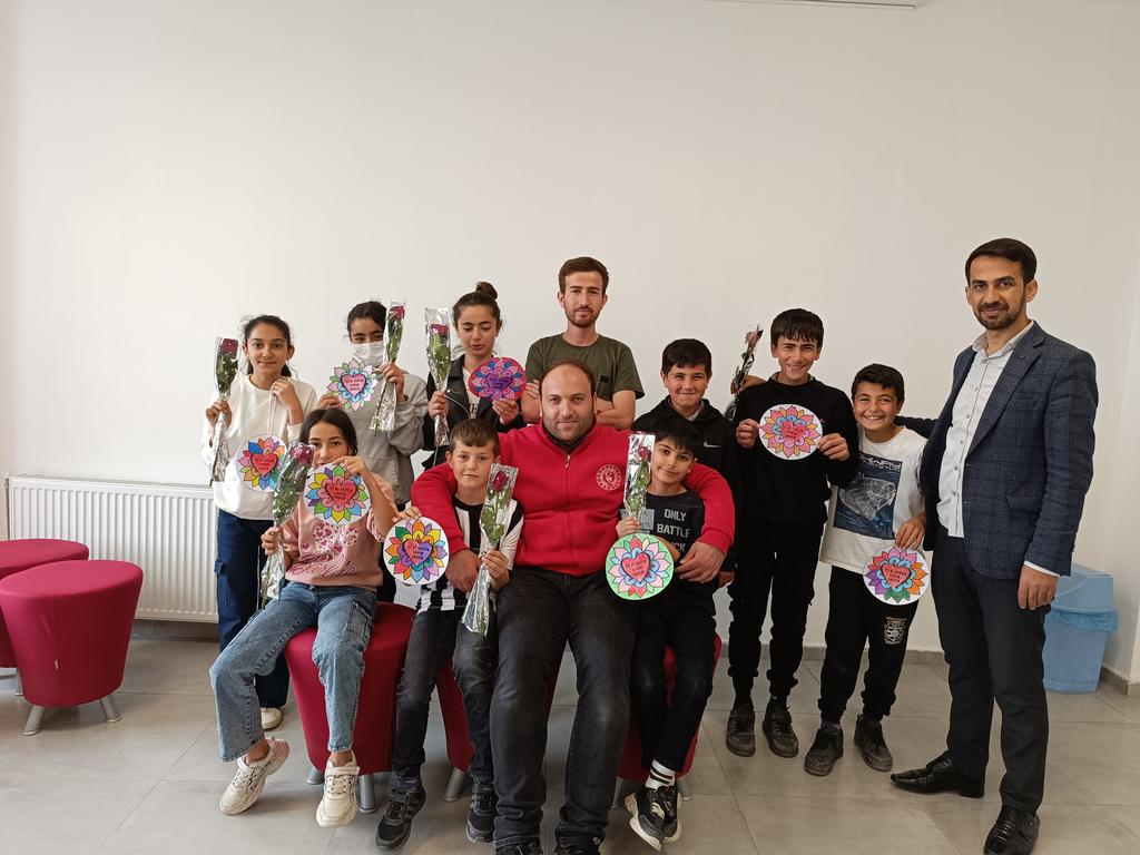 GSBSeyrantepeGM's tweet photo. Gençlerimiz kıymetli annelerimiz için el emeği göz nuru hediyelerini hazırladılar.
Gençlik Merkezimizde duygusal anlar yaşandı.
Bir gün değil hergün diyoruz;
Annelerimizi çok seviyoruz.
👏👏🎀🎀🧿🧿 https://t.co/8TAzZgU1v0