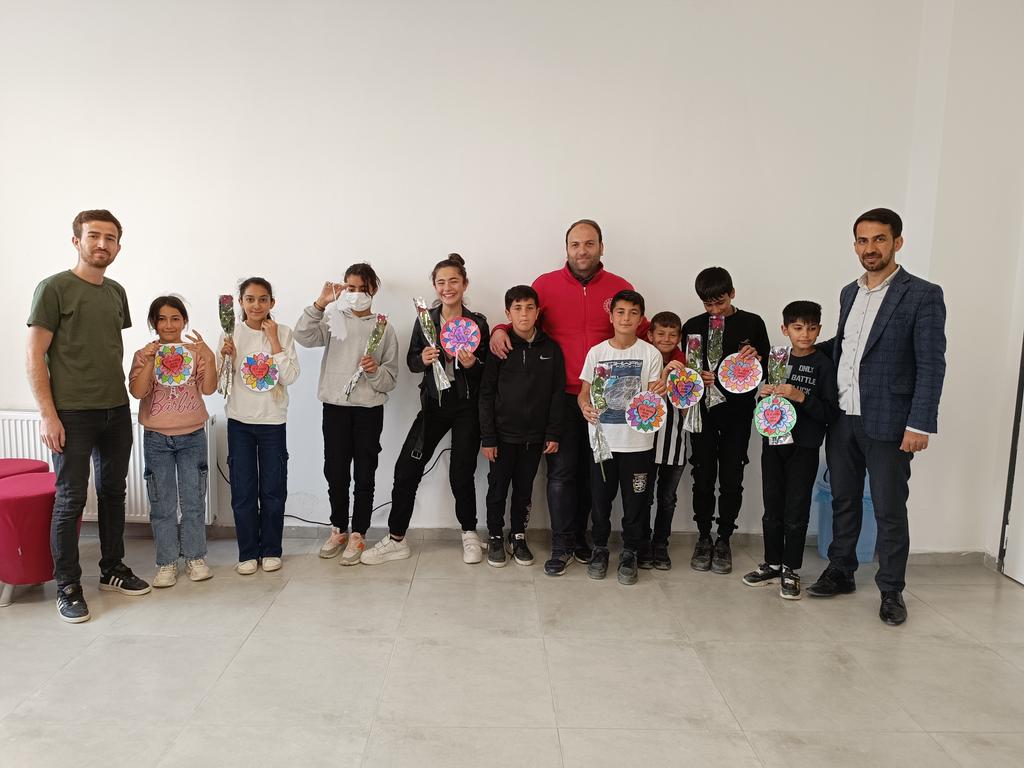 GSBSeyrantepeGM's tweet photo. Gençlerimiz kıymetli annelerimiz için el emeği göz nuru hediyelerini hazırladılar.
Gençlik Merkezimizde duygusal anlar yaşandı.
Bir gün değil hergün diyoruz;
Annelerimizi çok seviyoruz.
👏👏🎀🎀🧿🧿 https://t.co/8TAzZgU1v0