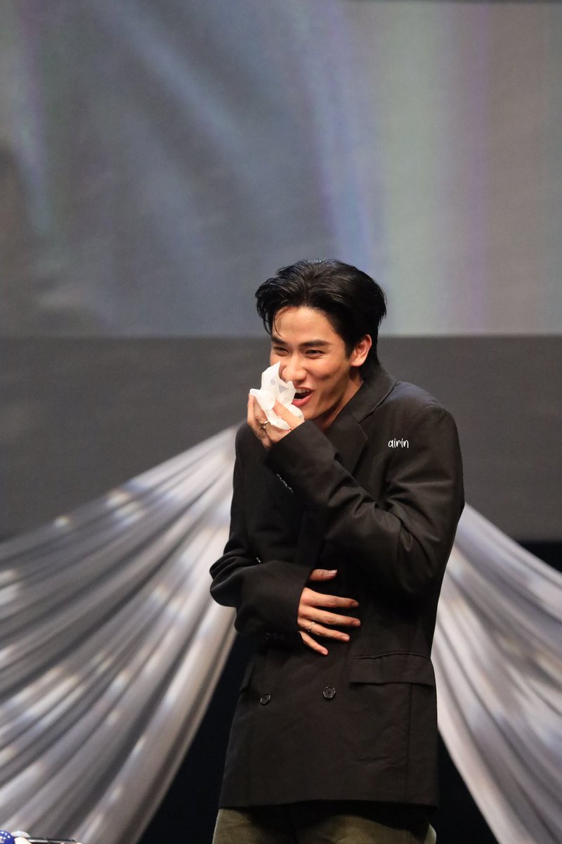 anglemoon_'s tweet image. ティッシュをフーフーして浮かせるゲームで何故か息を吸い食べちゃうTaytawan🌞
 #タイフェス東京2024 #TayNew