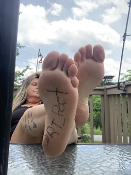 FREE SHOUTOUT CHANCE 👣👣 Just take a pic of Your soles with fansign @rt_feet and I'll post it on my page with the text of Your choice 🎶 + will drop it in promo groups for extra shoutout. Example on the pic, This pic was taken by @tattedbabe72 👣 findom footfetish find soles